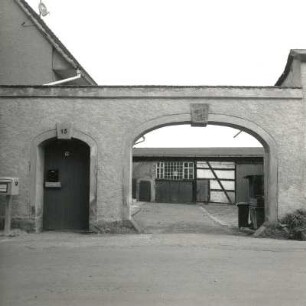 Schönberg (Kreis Chemnitzer Land), Hauptstraße 15. Dreiseithof. Toreinfahrt