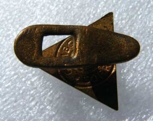 Stenographenabzeichen Ungarn (Manschettenknopf) : Sammlung Beinhorn. Stenographenabzeichen Ungarn (Manschettenknopf). Email, Metall; Maße (ohne Verschluss) 17 x 20 mm (um 1930; Knopffabrik Sopron). Dresden: SLUB R c 0269