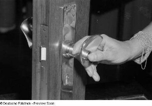 Eine weibliche Hand an einem Türgriff, Herbstmesse 1953