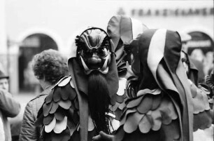 Freiburg: Maskentreiben auf dem Münsterplatz [Krüzsteinschreck, Narrenzunft Oberried]