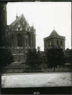 Außenansicht der Schlosskirche St. Marien der Marienburg mit Pfaffenturm