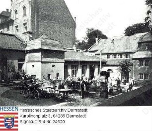Darmstadt, Genossenschaftsdruckerei und Redaktion des Hessischen Volksfreunds / Fest im Hof, Gruppenaufnahme
