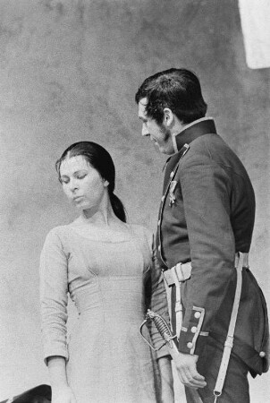 Szenenbilder aus "Montserrat" von Emmanuel Roblès (Bühnenbild: Heinrich Kilger). Kammerspiele (Deutsches Theater) Berlin, 20.06.1957 : Mit Walter Lendrich, Adolf Peter Hoffmann als Geistlicher u. a