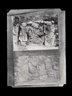 [Palenque, Palacio, Ostgebäude, Relieffiguren von Gefangenen, an der Nordseite der Treppe, die von dem Hofe zur Westhalle emporführt. [und] Palenque, Palacio, Ostgebäude, Relieffiguren von Gefangenen, an der Südseite der Treppe, die von dem Hofe zur Westhalle emporführt.]