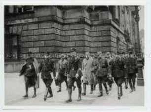 Die Reichstagsfraktion der NSDAP auf dem Weg zur Krolloper zu Hitlers "Friedensrede"