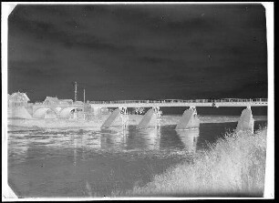 Staustufe Garstadt. Flussöffnung der Bergrheinfelder Brücke und rechtes Ufer. Schweinfurter Pegel = 65 cm.