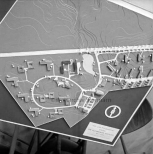 Stegen: Heinrich-Sengelmann-Krankenhaus: Alsterdorfer Anstalten: 1. Bauabschnitt: Einweihung: Modell des gesamten Komplexes: in der Mitte fertiggestellte Bauten, dunkel markiert