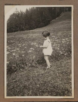 Christiane Zimmers Sohn Andreas auf einer Blumenwiese