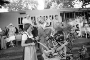 1979 Nobelpreisträgertagung Physik; Maikäferrede: Gräfin Sonja Bernadotte mit Maikäferstrauß, Rest unscharf