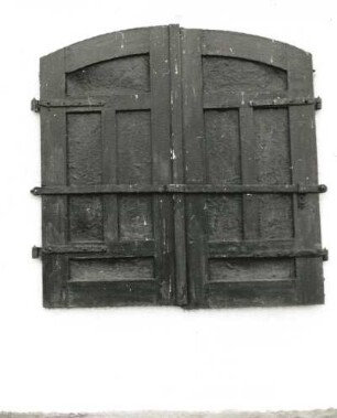 Olbernhau-Haselbach, Dorfstraße 58. Wohnstallhaus. Fensterladen mit Sicherung durch Eisenband