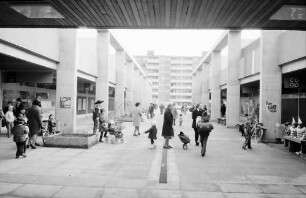 Freiburg, Landwasser: Einkaufszentrum, Ladenstraße