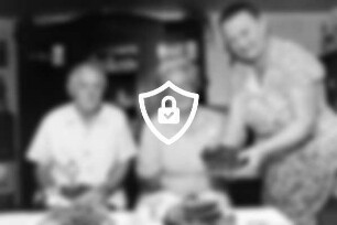 Privatwohnung: [Name maskiert] [Name maskiert] mit Kulturwartin [Name maskiert] an gedeckter Kaffeetafel