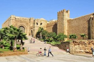 Festung in Rabat : Spielende Kinder vor der ehemaligen Festungsanlage von Rabat, aufgenommen am 06.11.2008