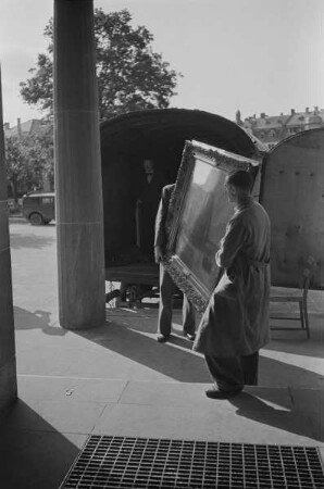 Central Collecting Point Marburg. Mitarbeiter beim Entladen der Kunstwerke aus dem Depot Siegen