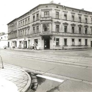 Cottbus, Straße der Jugend 153/154/Ecke Bürgerstraße. Wohnhäuser mit Läden (E. 19. Jh.). Eckansicht