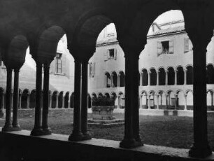 Verona. Kathedrale Santa Maria Matricolare (1187 geweiht). Kreuzgang