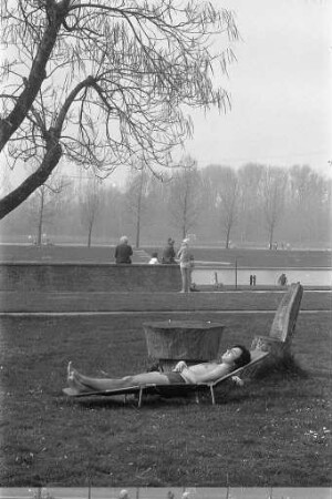 Erstes Sonnenbad im Rheinstrandbad Rappenwört