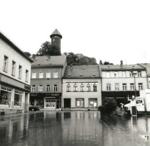Auerbach, Friedensplatz 4/6. Wohn- und Geschäftshäuser. Straßenfront gegen den Schloßturm