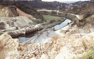 Kalksteinbrüche unterhalb der Staustufe Diez/Lahn