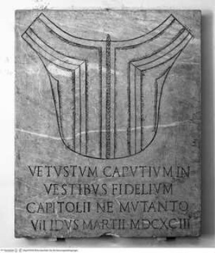 Tafel mit Inschrift in Erinnerung an die Tracht (Kapuzenmantel) der Bürger von Vitorchian
