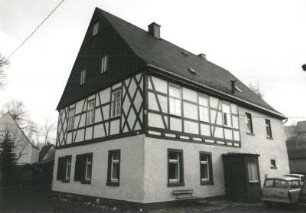 Steinbach. Wohnstallhaus (Nr. 100), Hauptstraße 20. Straßenansicht mit Windfang