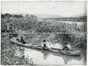 Afrikaner in einem Einbaum auf einem Fluss
