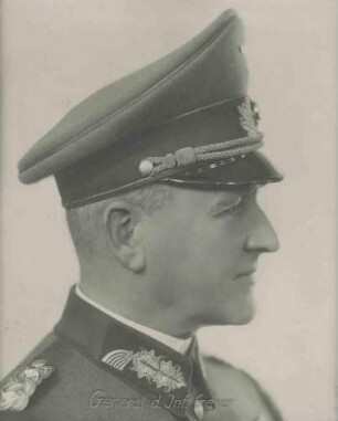 Hermann Geyer, General der Infanterie, Kommandeur des V. Armeekorps von 1935-1939 und Befehlshaber im Wehrkreis V in Uniform, Orden und Mütze, Porträt in Profil