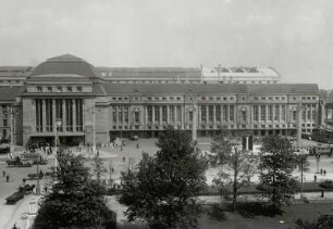 Leipzig, Hauptbahnhof : Leipzig. Hauptbahnhof. Empfangsgebäude (W. Lossow, M. H. Kühne). Westliche (preußische) Eingangshalle und Mittelbau. Stadtseite