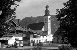 Inzell: Dorfplatz und Kirche