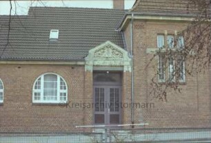 Schulstraße: Schlossschule [später Grundschule am Schloss]: Turnhalle: Teilansicht mit Eingang