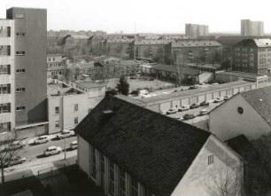 Dresden-Altstadt. Blick aus einem Wohnhaus, Pillnitzer Straße, über die 2. Oberschule, Zirkusstraße, nach Südosten
