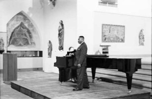 Freiburg: Augustinermuseum, Liederabend des Baritons John Riley; Publikum klatschend
