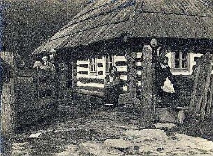 Jassinja (Ukraine). Frau und drei Kinder vor einem Wohnhaus (Holzhaus)