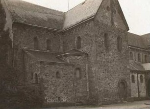 Wechselburg. Schlosskapelle über dem Gutshof