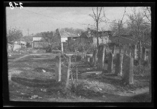 Odobești (=Rumänien): "jüdischer Friedhof" mit Reihen verwitterter Grabsteine, im Hintergrund niedrige Gebäude
