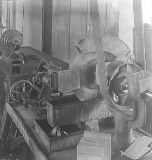 Auseinanderschneiden von Glasblöcken auf der Glasschneidemaschine : Technikgeschichte | Technologie | Optische Industrie | Glasschleiferei und Presserei | Emil Busch AG Rathenow