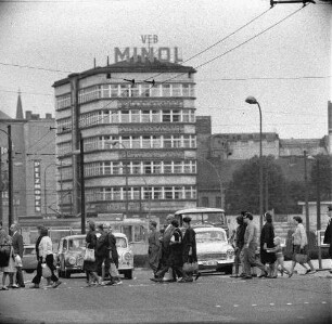 Berlin-Mitte, Alexanderplatz. An einer Ampel die Straße überquerende Fußgänger