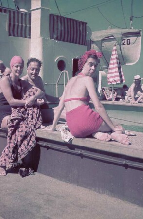 Bordleben auf dem Passagierschiff MS Milwaukee. Badende am Schwimmbecken
