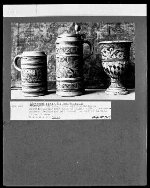 links: Zylindrischer Krug mit Stadtbildern, Mitte: Zylindrischer Krug mit Ranke und Herzornamenten, rechts: Bechervase mit Henkel und teilweise violetter Glasur