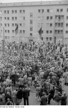 Zuschauer vor der Tribüne auf der Straße der III. Weltfestspiele (heutige Jahnallee)
