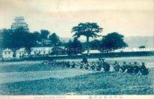 Gruppe japanischer Soldaten vor einem Bauwerk (Osaka)