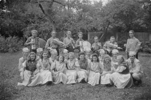 Sorbisches Jugendensemble der Sorbischen Oberschule Bautzen. : Prěnja serbska kulturna brigada Serbskeje wyšeje šule w Budyšinje.