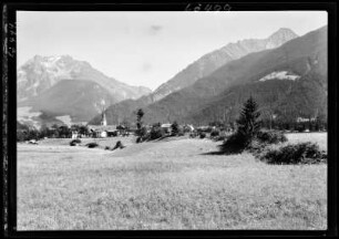 Österreich, Mayrhofen. Blick auf Mayrhofen mit Ahornspitze und Grünberg