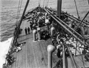 Schiffsdeck : Blick von der Kommandobrücke über das Deck des Schiffes "Berlin"
