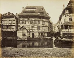Malerische Studien aus Straßburg: Häuser und Straße am Wasser