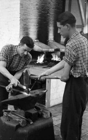 Internationale Handwerksschau Berlin Mai-Juli 1938: Zwei Schmiede schmieden Stangen