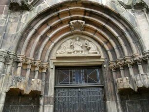 Stadtkirche - Kirchturm von Westen-gotisches Portal - Bogenbereich mit abgestufter Rundprofilierung in Übersicht