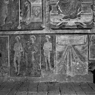 Thronende Madonna von Engeln gekrönt
