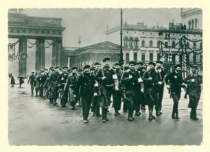 Revolutionäre Matrosen marschieren durchs Brandenburger Tor.