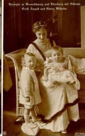 Victoria Luise von Braunschweig mit ihren Söhnen